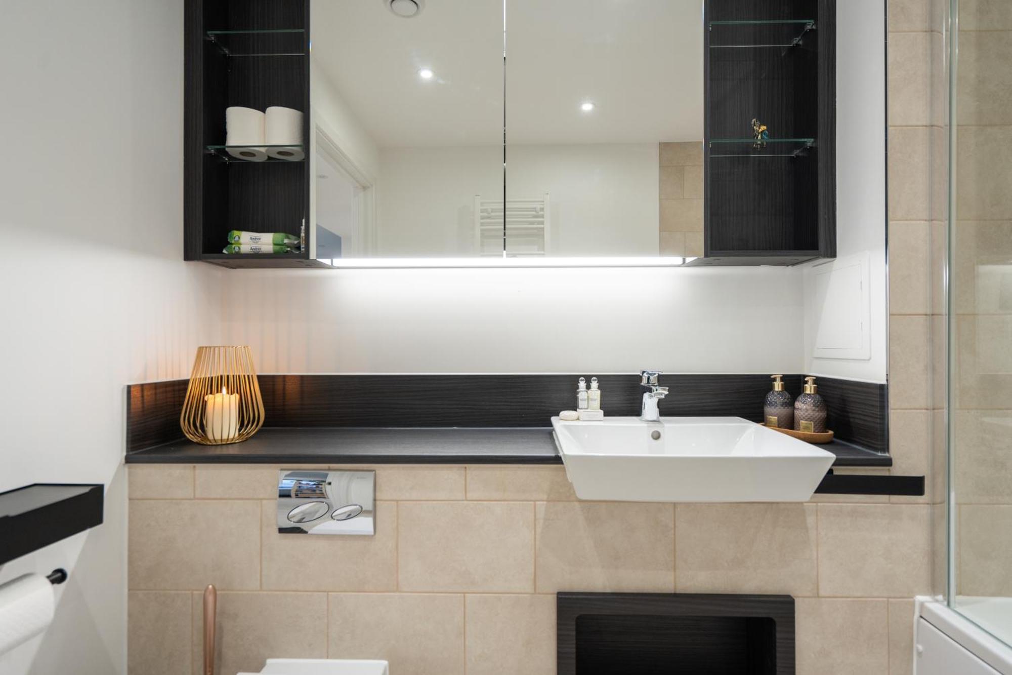 Sunset Retreat: Steps From Heathrow/Twickenham Apartment Hounslow Exterior foto